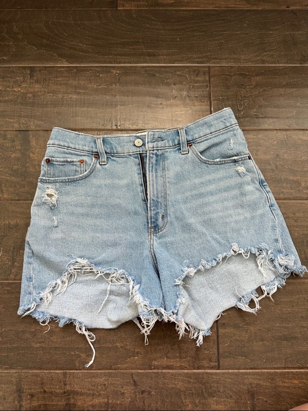 Curve Love High Rise Mom Short - Abercrombie- 4” Short Light Distressed